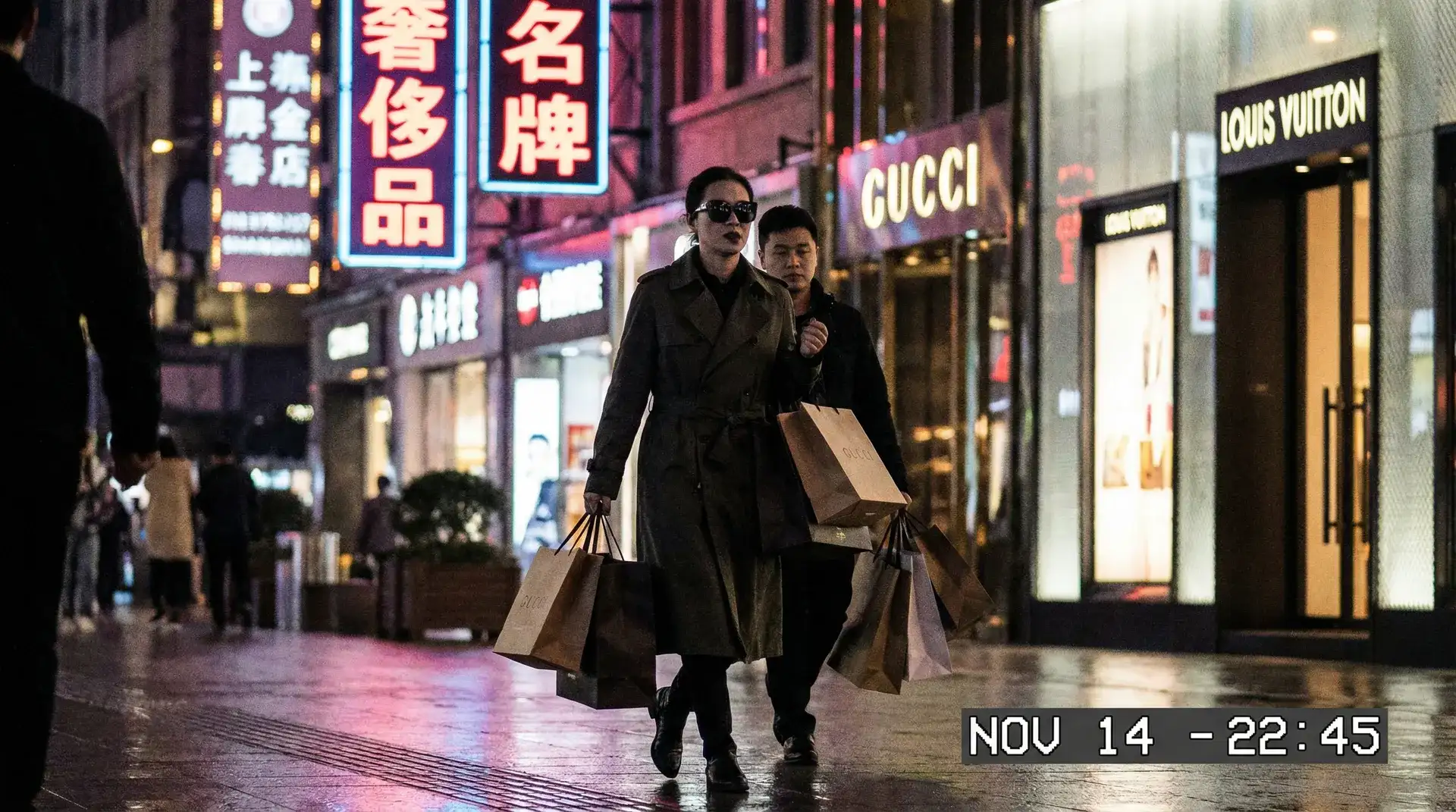 情侣视频 - 奢侈品购物被拍